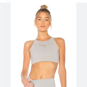 ALO YOGA Ripped Warrior Bra in Light Gray. Size Small